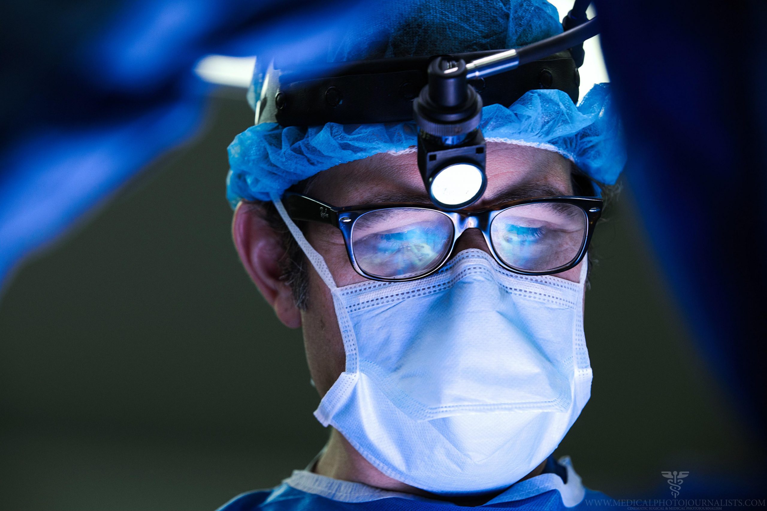 Dr. Cohen in surgical loupes during a minimally invasive operation for a Glendale patient